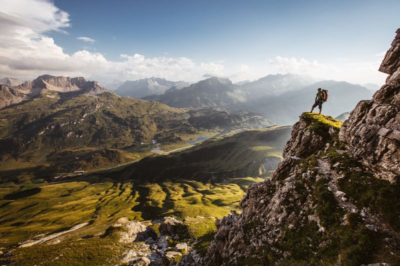 Felsvorsprung am Widderstein mit Kalbelesee und Hochtannbergpass, © Warth-Schröcken Tourismus, Fotograf Sebastian Stiphout