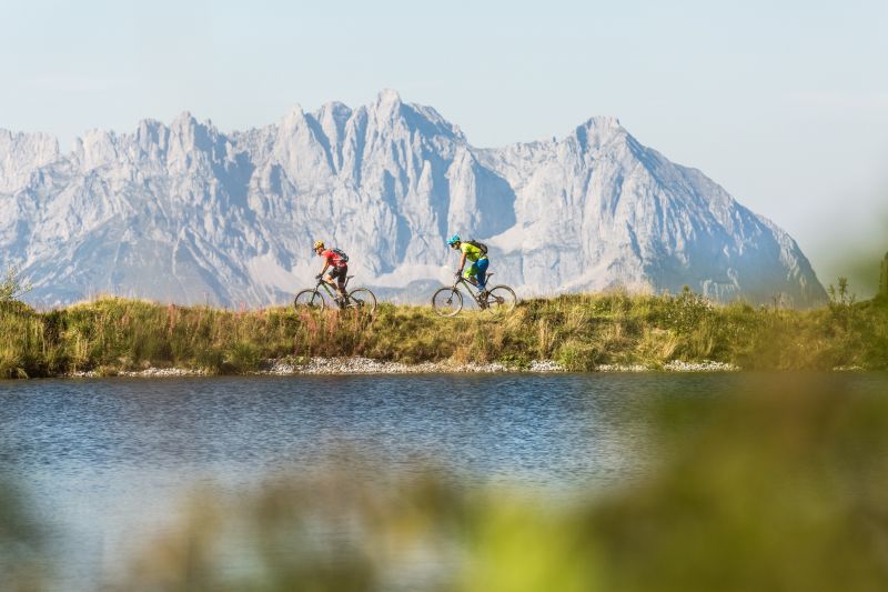 biker-am-fleckalmsee-in-kirchberg-in-tirol_Kitzbüheler Alpen Tourismus