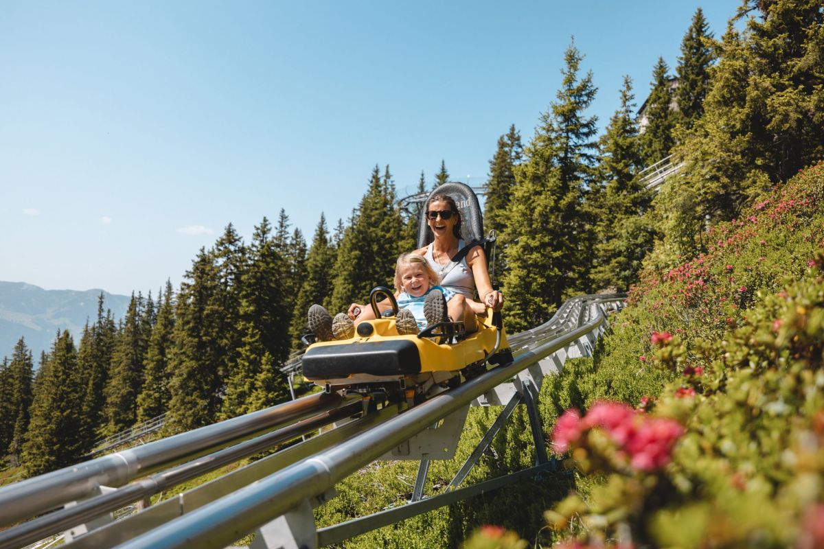 Mutter mit Sohn im Lauser Sauser, dem Alpine Coaster im Alpbachtal